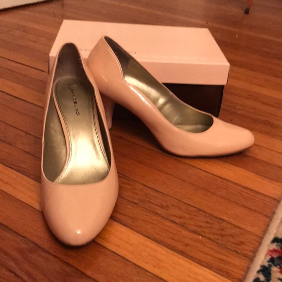 Bandolino light pink scalloped heels - Picture 3 of 4